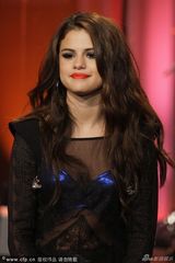 组图：赛琳娜上脱口秀红唇娇艳 露蓝色内衣火辣