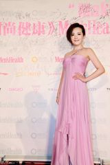 组图：女星孟茜出席活动 粉色长礼服美丽优雅