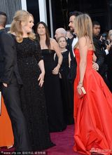 组图：安妮斯顿红裙大气 和男友贾斯汀秀恩爱