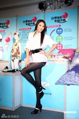 高清：陈思璇简单白衣秀性感 王尹平穿毛衣上T台