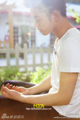 组图：最帅地铁司机迷倒女网友 俊朗外形当模特