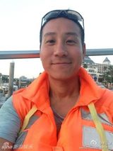 台歌手李立崴微博生前照 爱萌犬自侃酷似梁家辉