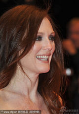 幻灯图：《孩子们没事》首映 朱丽安-摩尔黑裙性感