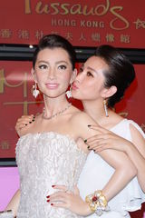 组图：李冰冰蜡像进驻香港馆 身着奥斯卡美人鱼装