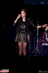 组图：A-Lin落泪小宇忙救场 信旋风登台引高潮