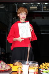 组图：容祖儿睽违11年台北开唱 一身大红烧乌龟