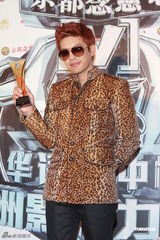 组图：众星亮相华语榜中榜颁奖礼 齐聚后台秀奖杯