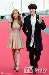 组图：少时Jessica挽SJ圭贤亮相音乐剧颁奖红毯