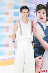 组图：孙燕姿产后捞金白衣裤裙保养得宜