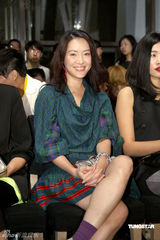 高清图：向海岚现身沪上 与杜鹃出席品牌时装秀