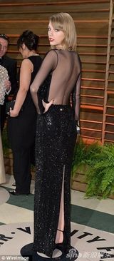 组图：斯威夫特穿性感露背装现身派对 气场十足