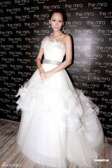 组图：Amanda S.订婚后首披婚纱 自称未婚夫很大方