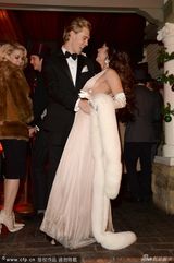 组图：凡妮莎开胸礼服美艳庆生 与男友甜蜜共舞