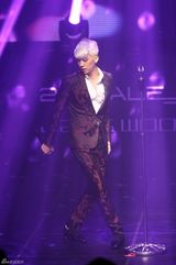 高清组图：2PM祐荣个人专辑发布会大秀腹肌