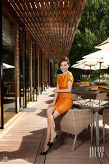 组图：应采儿写真裙角飞扬享受明媚阳光