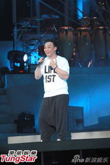 组图：陈奕迅开唱造型似黑山老妖 少说话多唱歌