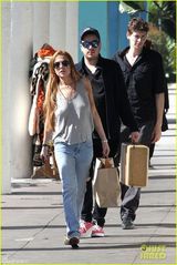 组图：林赛罗韩庭审后穿背心购物豪乳激凸