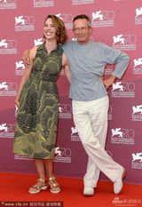 组图：《承诺》发布会 豪尔投怀送抱穿衣似大妈