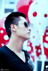 组图：于晓光T恤搭配牛仔裤蛇纹包