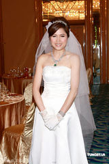 幻灯图：邵美琪披婚纱露幸福笑容 与新郎陈豪显默契