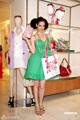 高清图：王心凌短裙走秀 大摆可爱姿势展青春活力