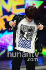 组图：银赫晟敏大本营互掐 圭贤何炅玩公主抱