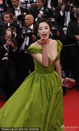 组图：张雨绮亮相红毯 绿裙深V爆乳抛飞吻