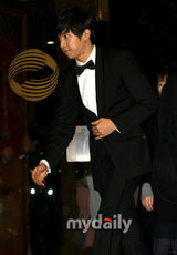 幻灯图：众星出席2009KBS电视台演艺大奖颁奖礼