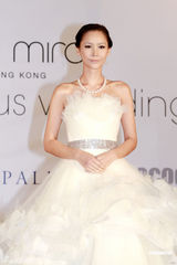 组图：Amanda S.订婚后首披婚纱 自称未婚夫很大方