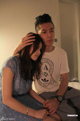 组图：周柏豪连诗雅依偎拥吻 自称戏外专一好男人