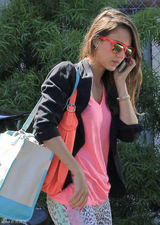 组图：杰西卡-阿尔芭街拍豹纹裤抢眼