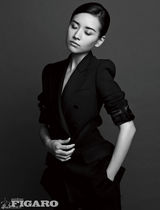 高清图：董洁拍杂志封面 黑白照片显高贵气质