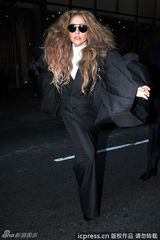 组图：Lady Gaga变母狮 另类泡泡袖西装抢镜