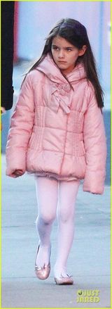 组图：小苏瑞穿粉色棉袄似小公主 与妈妈打保龄球