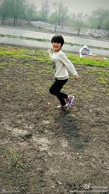 组图：天天抱小兔子玩耍小心呵护 张亮地位不保