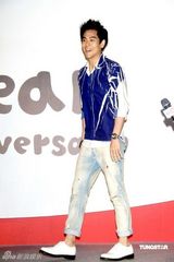 幻灯组图：歌手卢广仲准备考试 如未考取将面临当兵 