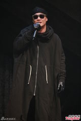 组图：陈奕迅黑斗篷装亮相叱咤 黑布蒙头无厘头