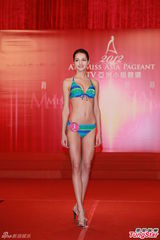 组图：候选亚姐泳装亮相 韩国选手压鼻否认整容