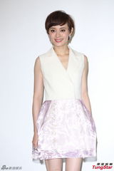 组图：孙俪短裙亮相台北优雅时尚