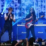 组图：韩国复活乐队等录音乐节目现场展现热情