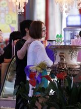 组图：郑钧接机浪漫送玫瑰 刘芸惊喜拥抱