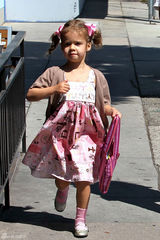 高清组图：辣妈杰西卡-阿尔芭带大女儿奥诺逛街