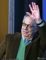 组图：柏林电影节众评委合影 梁朝伟微笑现身