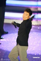 幻灯：香港金像奖现场 许志安献唱《龙的传人》 