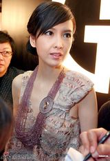 高清组图：周慧敏珠光宝气秀墨镜