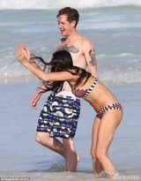 组图：黛米摩尔与小男友度假 水中扑倒紧贴不放