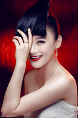 高清图：袁姗姗烈焰红唇登封面 演艺时尚中国风