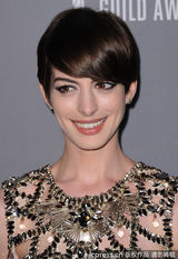 组图：安妮-海瑟薇着金色短裙颁奖  捧奖杯卖萌