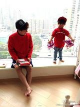 组图：陈浩民妻子晒儿女照 姐弟情深呆萌可爱