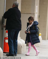 组图：小苏瑞粉红打底裤亮相 独自进学校感孤单